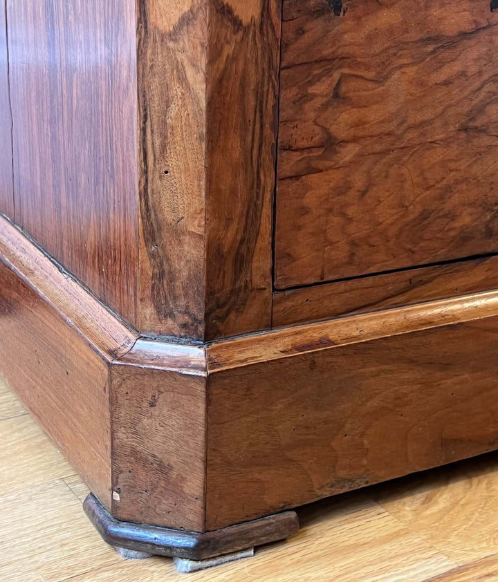 19th-century French Louis-Philippe Marble-top Commode corner detail showing hand-veneered walnut finish and chamfered edges.